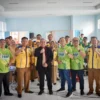 SEMANGAT: Para pekerja Konstruksi foto Bersama seusai mengikuti Uji Kompetensi Konstruksi di BLK Sumedang, bar