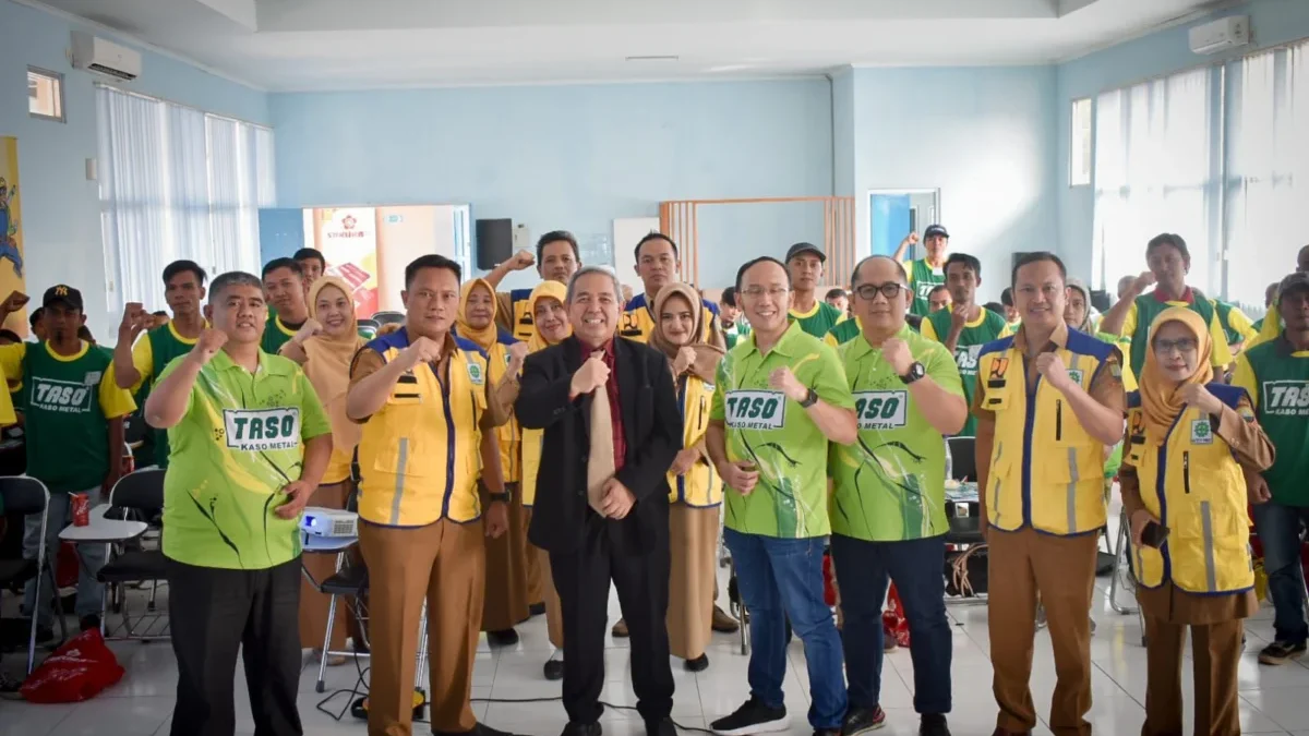 SEMANGAT: Para pekerja Konstruksi foto Bersama seusai mengikuti Uji Kompetensi Konstruksi di BLK Sumedang, bar