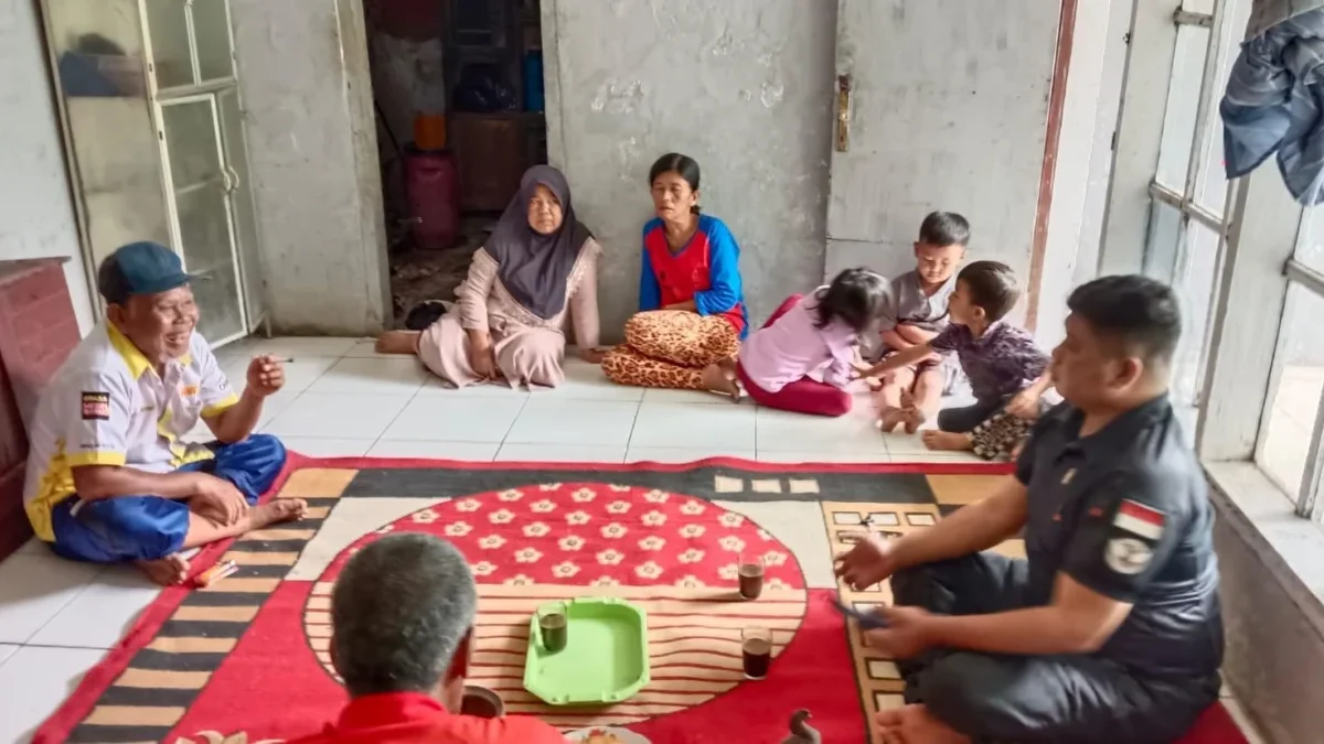 BERKUNJUNG: Pihak Pemdes Cileunyi Wetan dan Kecamatan Cileunyi saat kunjungi rumah Lilis Ule (44) untuk pendat