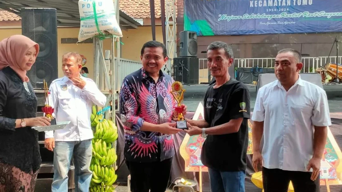 MOTIVASI: Bupati Sumedang periode 2018-2023 Dony Ahmad Munir saat menghadiri Milangkala Tomo ke 70, baru-baru