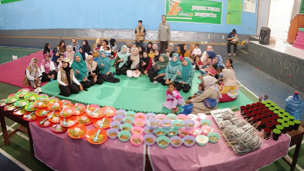 SALURKAN: 40 anak Baduta dan Balita hadir di Gor Desa Rancamulya, siap untuk menyantap menu makanan B2SA bantu