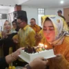 TAMBAH USIA: Ketua KPPG Sumedang, Sonia Sugian saat meniup lilin yang pada kue ulang tahun, di Gedung Islamic