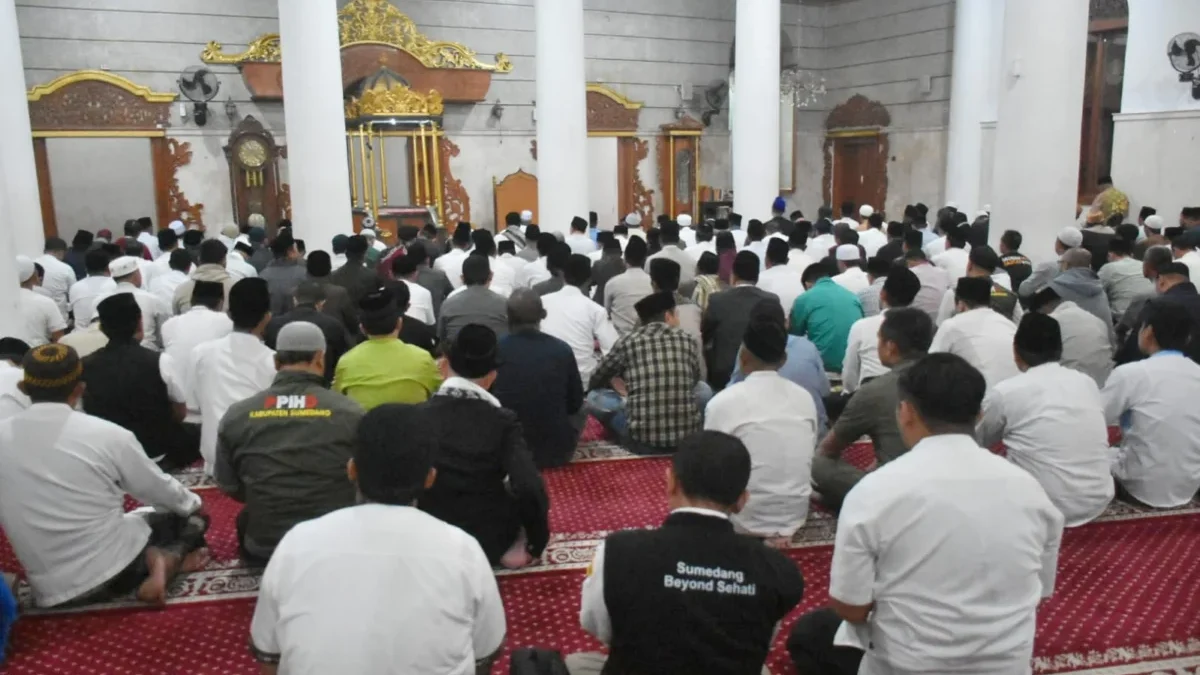 BERJAMAAH: Pj Bupati Sumedang Yudia Ramli Sumedang Salat Subuh berjemaah dengan di Masjid Agung Sumedang, baru