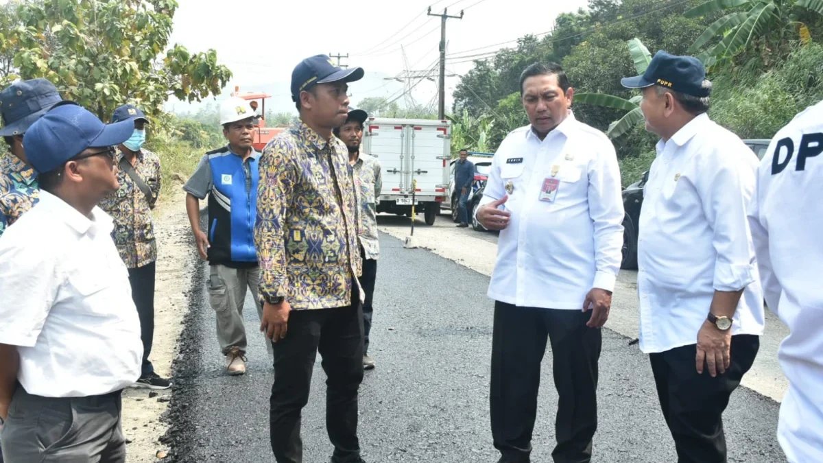 BERKUNJUNG: PJ Bupati Sumedang, Yudia Ramli saat meninjau perbaikan jalan Tolengas Jatigede, belum lama ini.