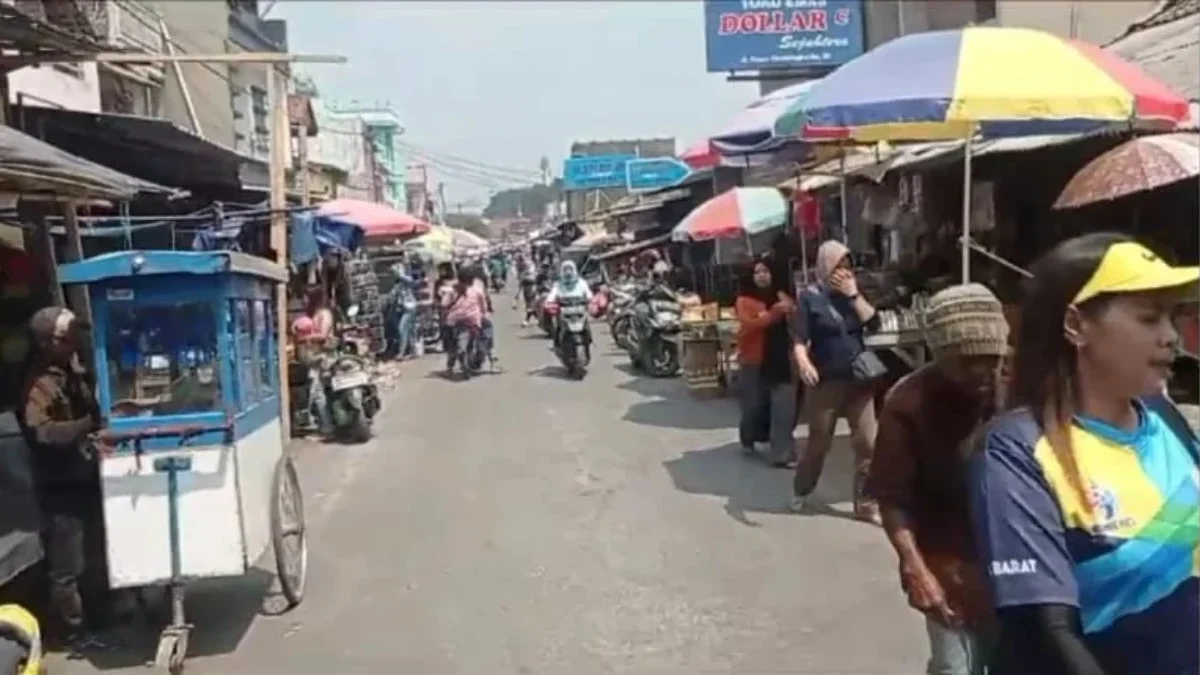 TIDAK TERTATA: Keberadaan Pedagang Kaki Lima (PKL) yang semakin menjamur di wilayah Kecamatan Cicalengka, baru