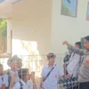 BERBINCANG: Bhabinkamtibmas A.Yudha TF saat melakukan sosialisasi Anti Bullying kepada siswa SMPN 1 Surian, Se