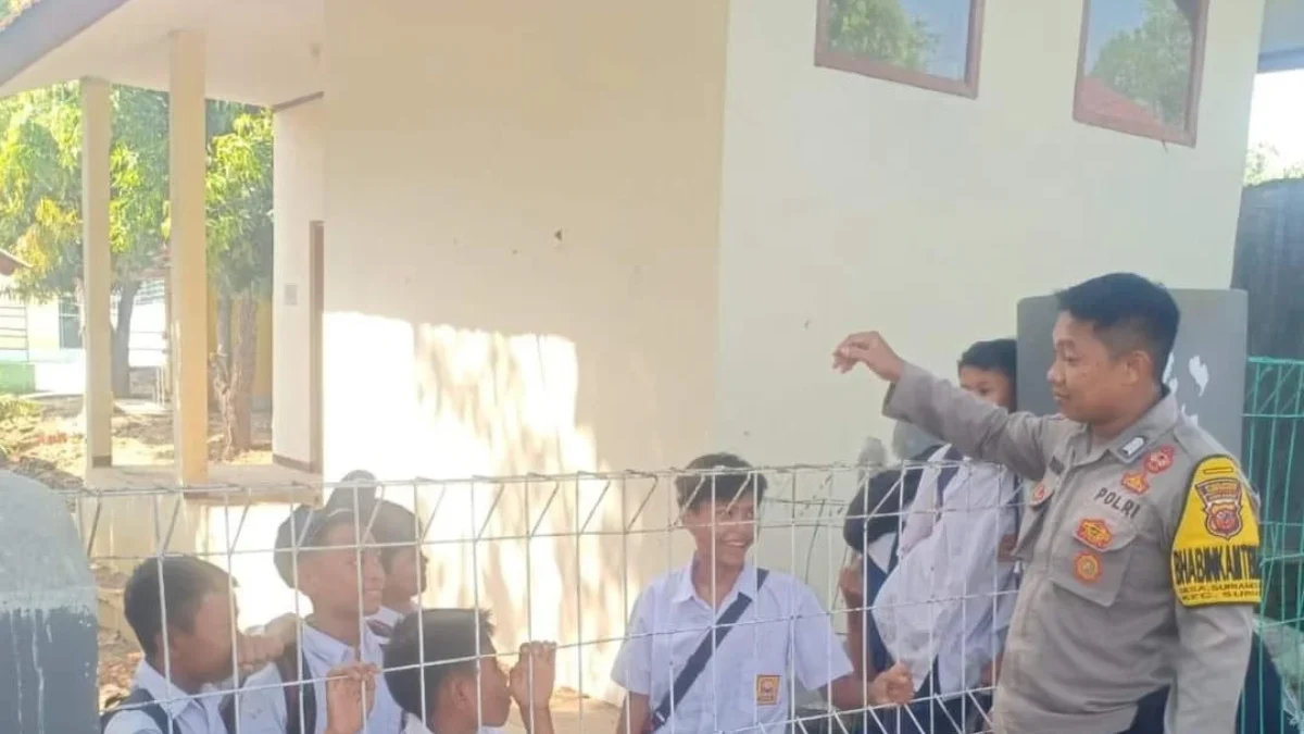 BERBINCANG: Bhabinkamtibmas A.Yudha TF saat melakukan sosialisasi Anti Bullying kepada siswa SMPN 1 Surian, Se