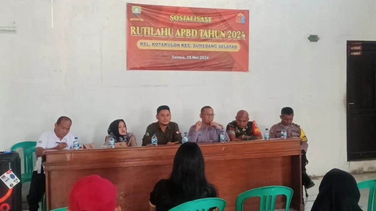 SOSIALISASI: Kepala Bidang Permukiman Dinas Perkimtan Sumedang saat melakukan kunjungan program Rutilahu di Ke