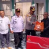 BERIKAN BANTUAN: Camat Cimanggung bersama Kapolsek, Danramil dan Kepala desa setempat saat memberikan bantuan