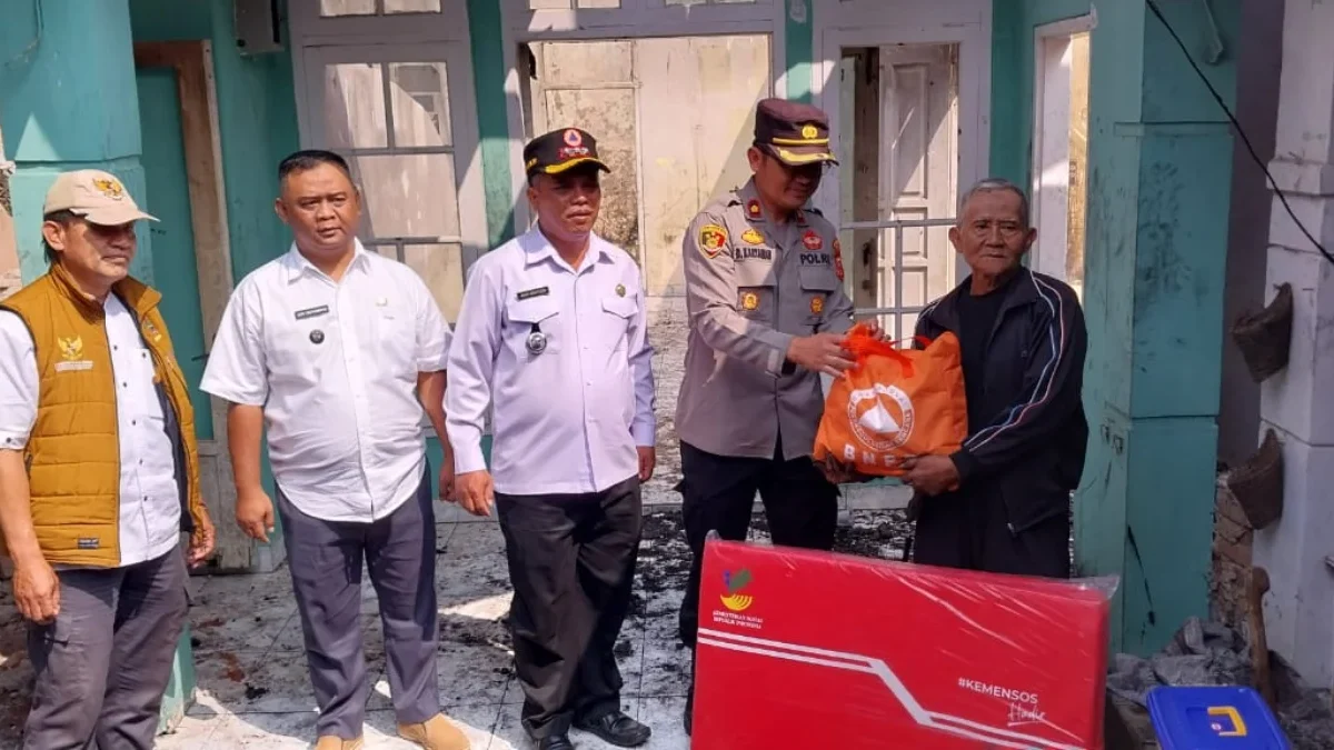 BERIKAN BANTUAN: Camat Cimanggung bersama Kapolsek, Danramil dan Kepala desa setempat saat memberikan bantuan