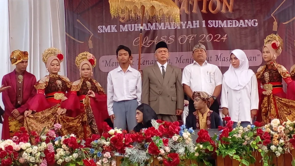 PERPISAHAN: Kepsek SMK Muhammadiyah 1, Iwan Setiapermana SE., pada kegiatan Graduation, bersama Pengawas KCD w