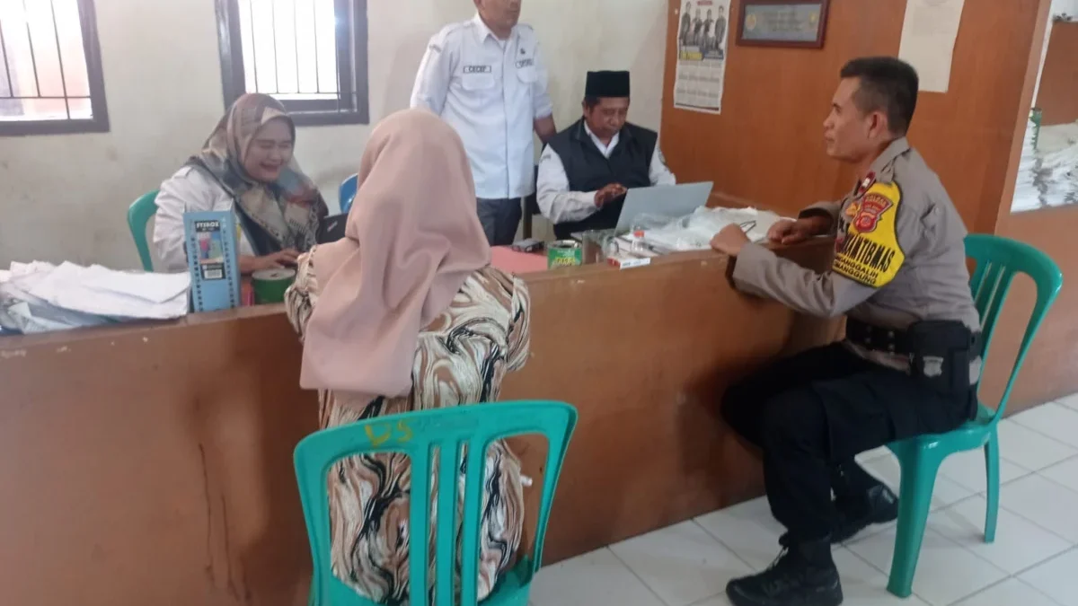 BERKUNJUNG: Bhabinkamtibmas Desa Sindanggalih AIPTU Anharudin, melaksanakan kegiatan sambang dan silaturahmi k