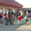 BERSINERGI: Serda Wayan melaksanakan giat kerja bakti pembersihan jalan, di Cibugel, Rabu (29/5).