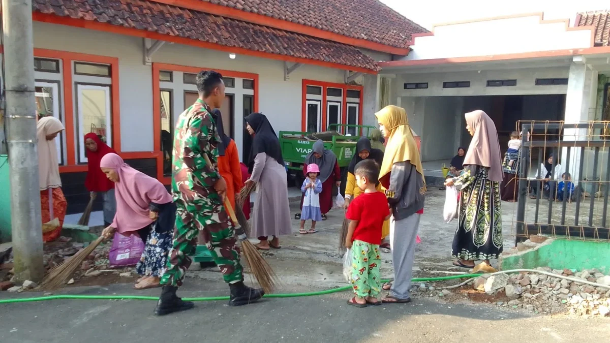 BERSINERGI: Serda Wayan melaksanakan giat kerja bakti pembersihan jalan, di Cibugel, Rabu (29/5).