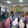 RUTINAN: Peserta pengajian rutin ibu-ibu dari RW 09, nampak memadati ruang aula kantor Regolwetan, Kamis (30/5