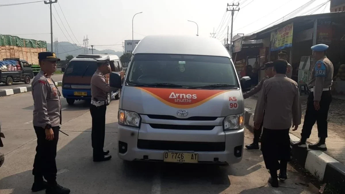 AMANKAN: Anggota personil Polsek Sumedang Utara saat melaksanakan giat pengamanan dan Penyekatan di jalan Prab