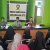 BERIKAN BANTUAN : PLt Lurah Situ, R Ahmad Sobari S. Hi MM (tengah), saat memberikan sambutan pada kegiatan pen