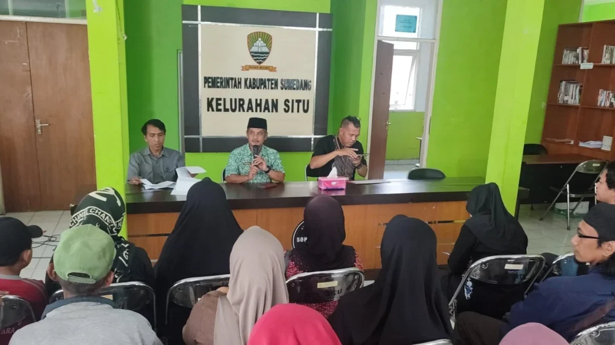 BERIKAN BANTUAN : PLt Lurah Situ, R Ahmad Sobari S. Hi MM (tengah), saat memberikan sambutan pada kegiatan pen