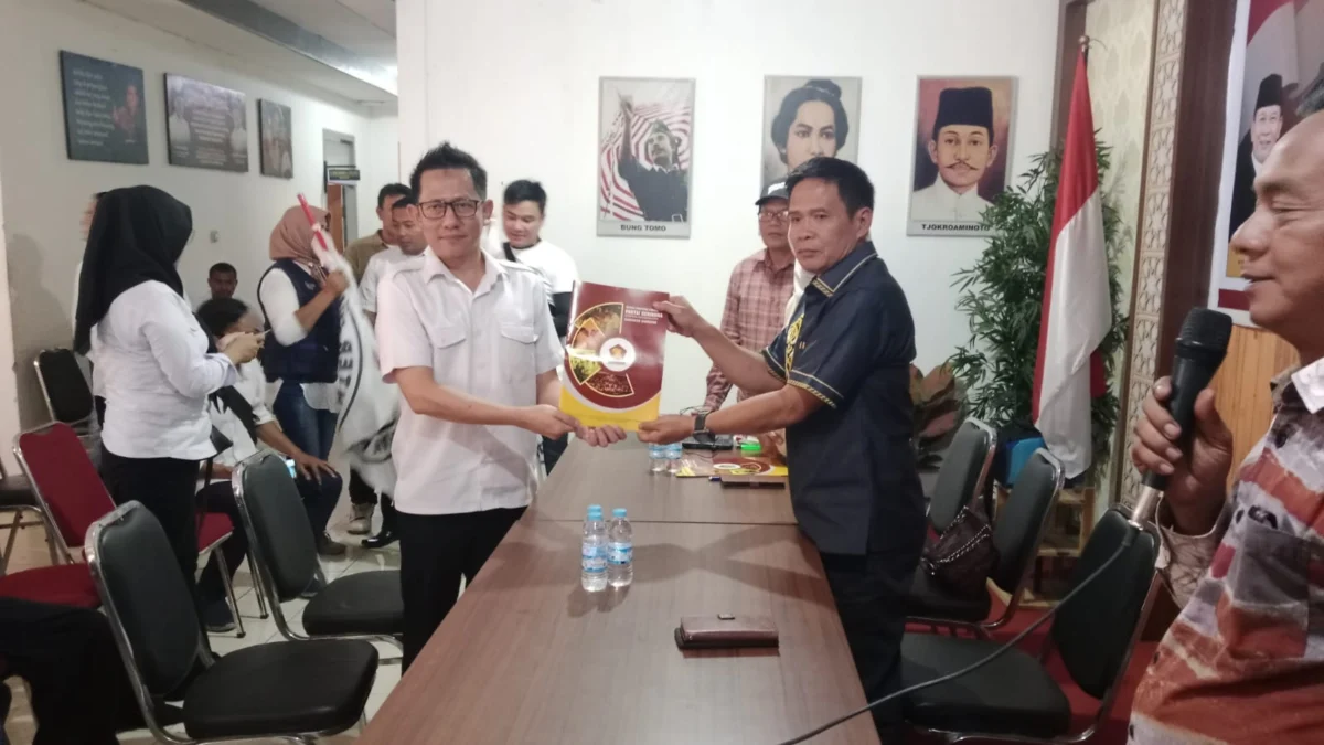 Dr. H. Hery, H., SH.,M.Kn bersama jajaran DPC Gerindra Sumedang (ist)