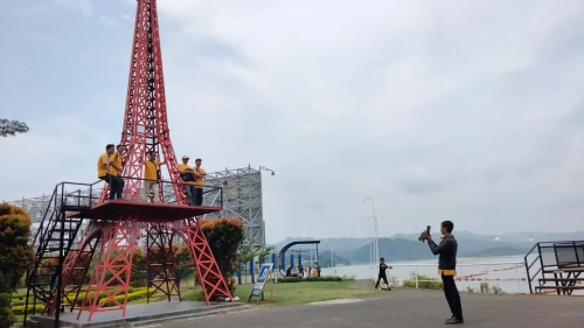 Menara Miniatur Eiffel Merah