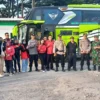 BERSAMA: Perwakilan buruh asal Sumedang foto bersama sebelum berangkat ke Jakarta untuk mengikuti unjuk rasa d