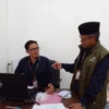 BERDISKUSI : Sekretaris Desa Jatihurip Beni Rahmat Sopian (kiri) saat berdiskusi dengan Kasi Kesra Desa Jatihu