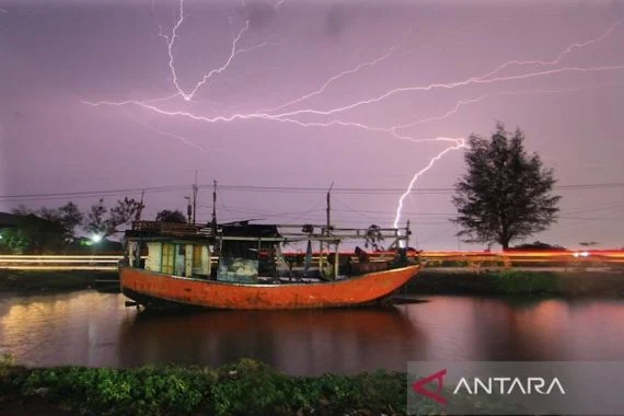 Hujan lebat disertai petir melanda kawasan permukiman nelayan