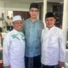 BERSAMA: Bakal calon Bupati Fazar Aldila (tengah) saat menerima kunjungan Ustadz Dasad Latif di kediamannya, b