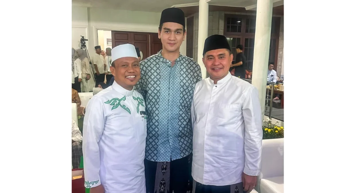 BERSAMA: Bakal calon Bupati Fazar Aldila (tengah) saat menerima kunjungan Ustadz Dasad Latif di kediamannya, b