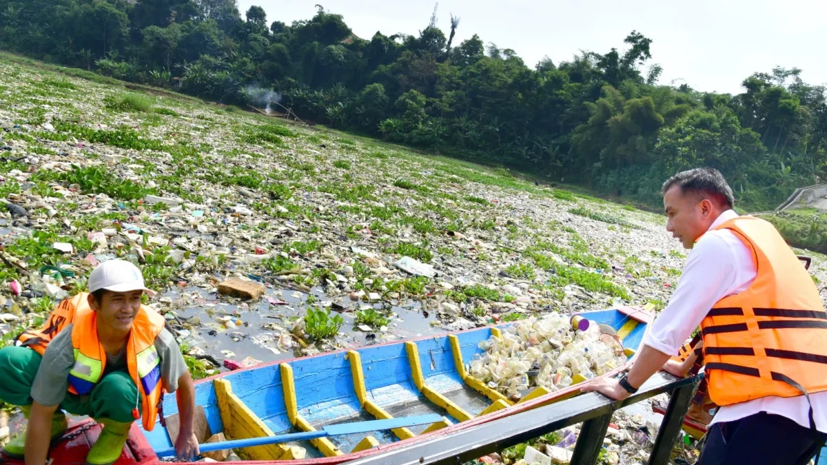 Bey Machmudin Cek Citarum Jembatan Babakan Sapaan yang Penuh Sampah