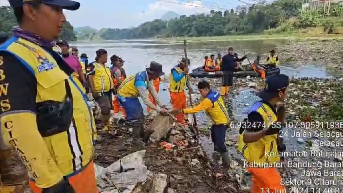 Penanganan Sampah di Jembatan Sapan Batujajar Ditargetkan Tuntas Tujuh Hari