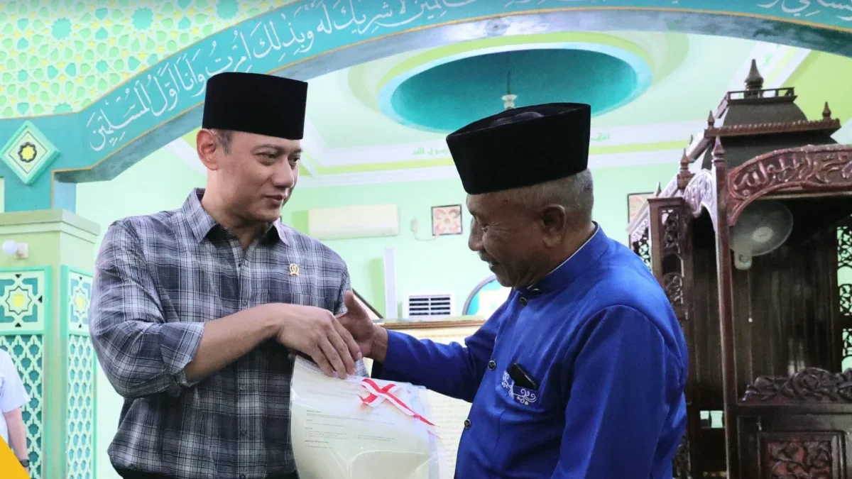 Terima Sertipikat Wakaf, Warga Tanjung Hulu, Pontianak Timur Tak Lagi Khawatir Kehilangan Masjid