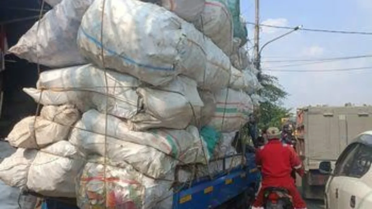 Kelebihan Muatan, Rusak Jalanan