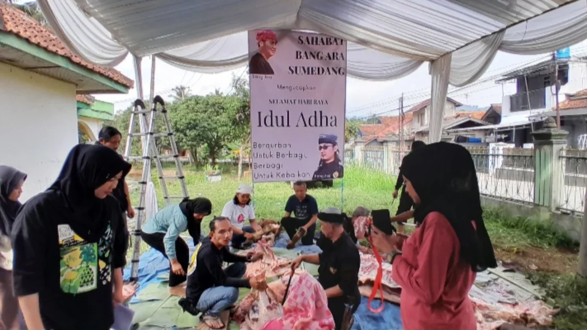 Idul Adha, Sahabat Bang Ara Sumedang Bagikan Ratusan Paket Daging Kurban ke Sejumlah Komunitas