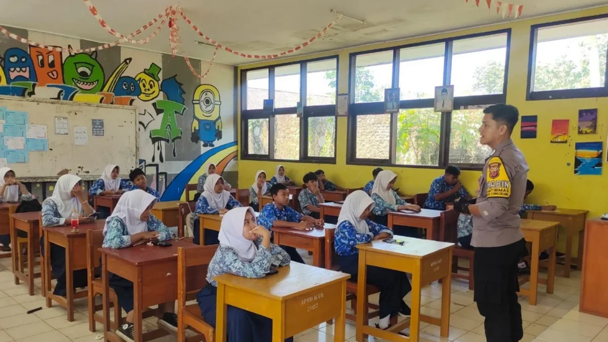 Bhabinkamtibmas Polsek Conggeang Berikan Pembinaan dan Penyuluhan Kepada Siswa/i SMPN 2 Conggeang