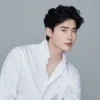 Wow! Lee Jong Suk Tampil Memukau di Catwalk Paris dengan Luke Newton dan Morgan Spector!