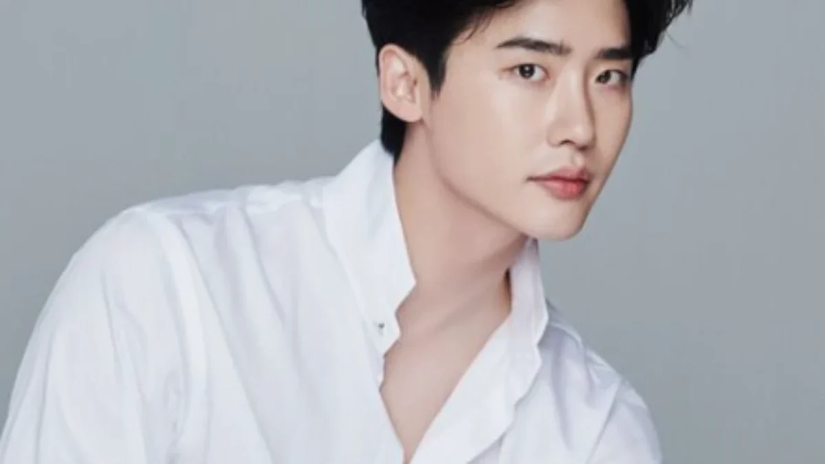 Wow! Lee Jong Suk Tampil Memukau di Catwalk Paris dengan Luke Newton dan Morgan Spector!