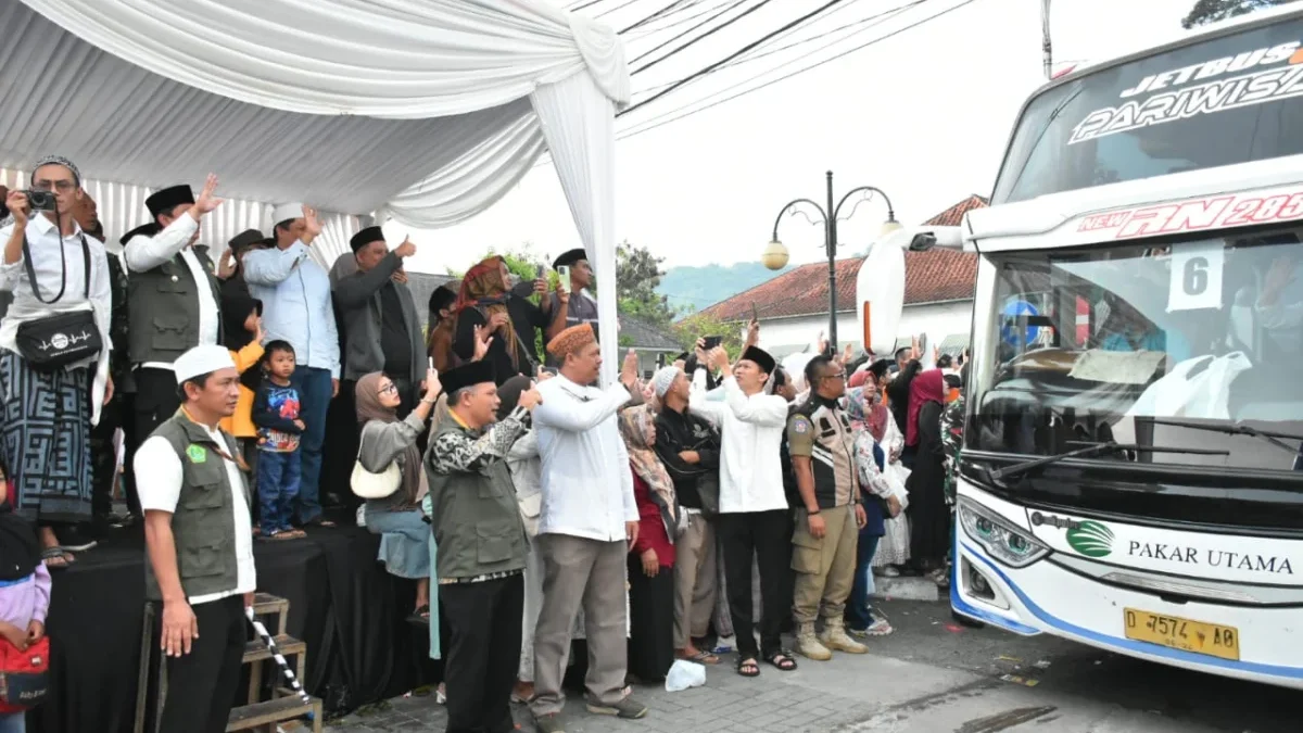 LEPASKAN: Pj Bupati Sumedang Yudia Ramli saat melepas calon haji gelombang kedua di Gedung Negara, Minggu (2/6