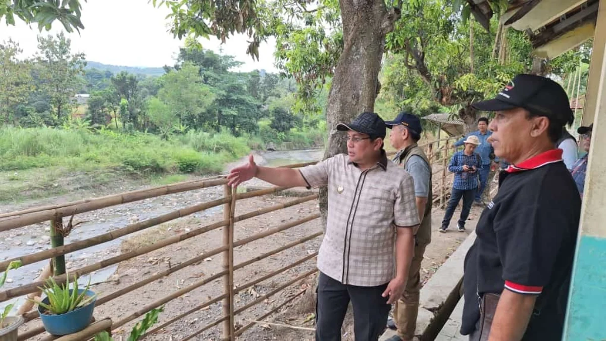 TINJAU: Pj Bupati Sumedang Yudia Ramli, terjun secara langsung ke lokasi untuk melihat kondisi bangunan SDN Ne