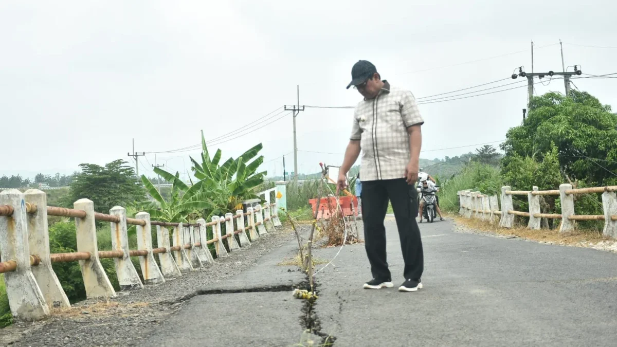 KUNJUNGI: Pj Bupati Sumedang Yudia Ramli beserta jajaran saat berkunjung ke Kecamatan Ujungjaya dan Conggeang,