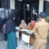 DAFTAR: Orang tua siswa mendatangi sekolah untuk mendaftar PPDB tahap pertama di SMAN Cicalengka, Senin (3/6).