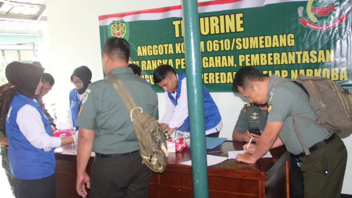 REGISTRASI: Sejumlah anggota Kodim mendaftar untuk mengikuti tes Narkoba di Kodim 0610/Sumedang, Senin (3/6).