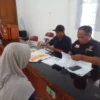 SALURKAN: Staf Pemerintahan Desa Jatihurip Enang Santoni bersama rekannya saat memberikan bantuan beras kepada