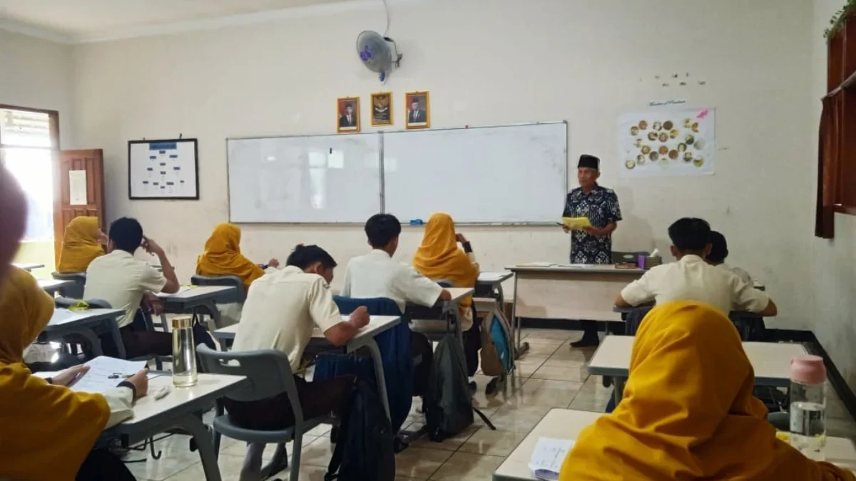 UJIAN: Para siswa di MtsS Persis Sumedang saat mengikuti Asesmen Sumatif Akhir Semester, baru-baru ini.