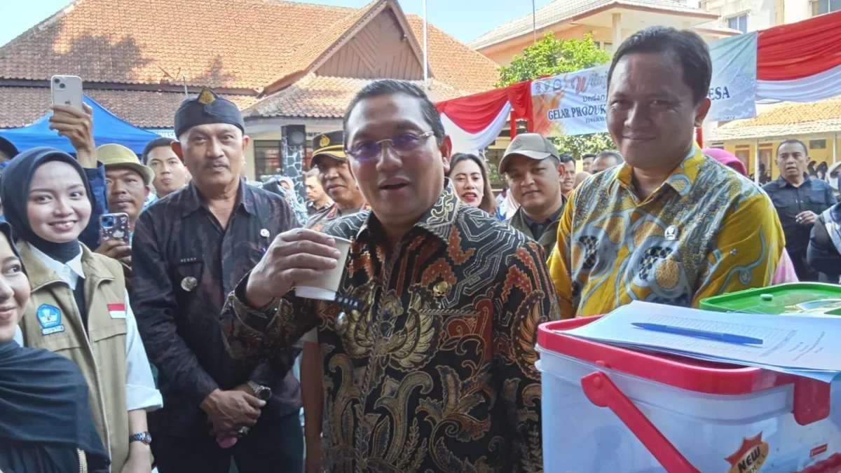 CICIPI: Pj Bupati Sumedang, Yudia Ramli saat meninjau stan kopi UMKM Desa Jatiroke sekaligus mencicipi kopi kh