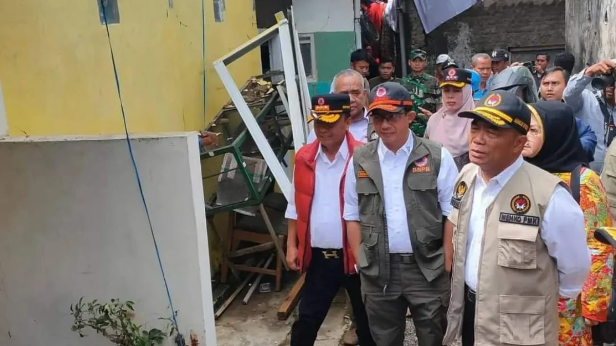 TINJAU: Menko PMK Muhadjir Effendy saat meninjau kerusakan rumah akibat gempa bumi di Cipameungpeuk, beberapa