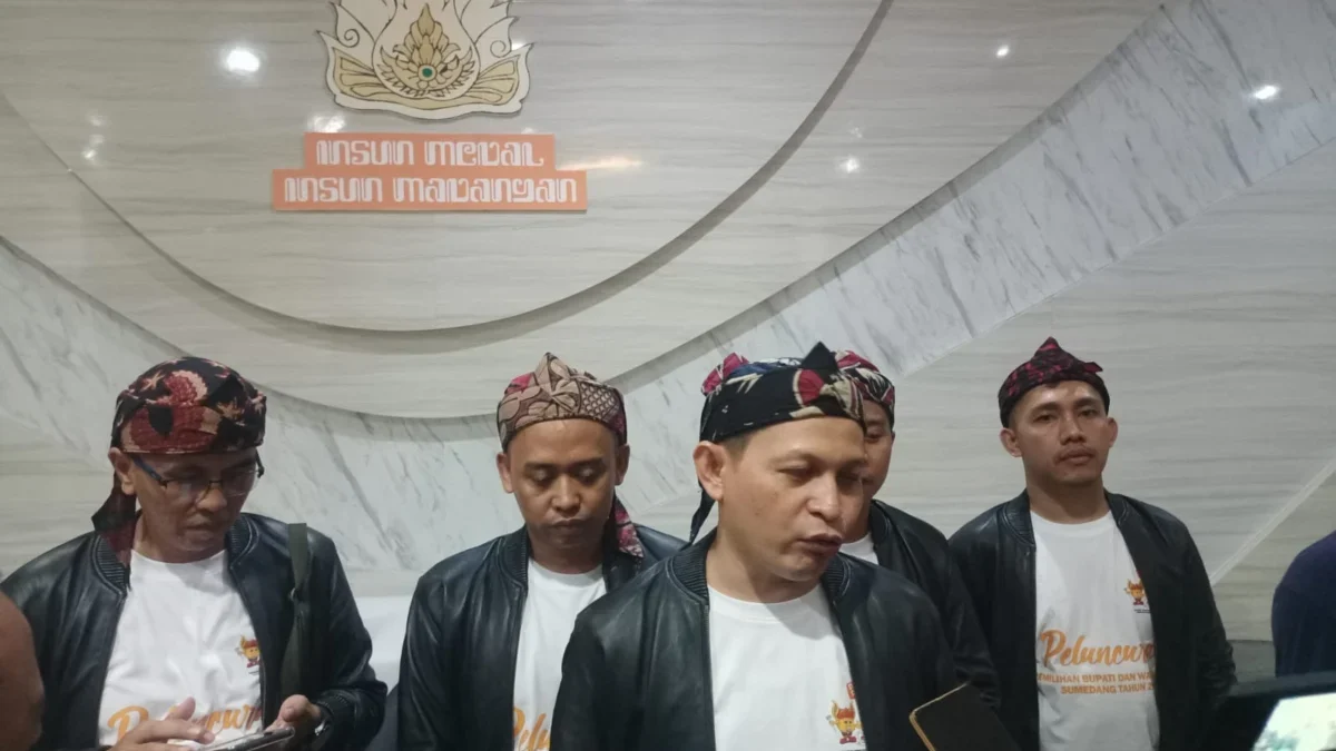 DIWAWANCARA: Ketua Komisi Pemilihan Umum (KPU) Kabupaten Sumedang Ogi Ahmad Fauzi saat menjelaskan target part