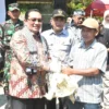 SIMBOLIS: Pj Bupati Sumedang saat memberikan bantuan ayam kampung ke salah satu warga Cisitu, baru-baru ini.