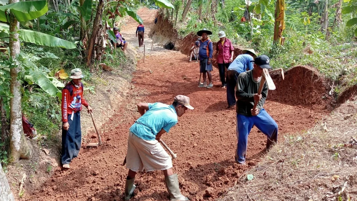 GOTONG ROYONG: Warga Desa Surian antusias membangun jalan usaha tani menuju sawah di Blok Cidongke, Senin (10/