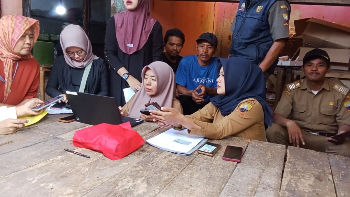 JEMPUT BOLA: Para pedagang dan pengunjung pasar saat ingin mengaktivasi Identitas Kependudukan Digital di Pasa